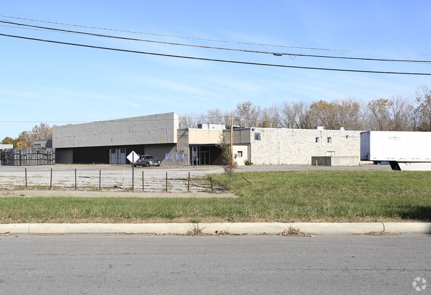 More Photos Of 2001 Elyria Ave, Lorain Warehouse For Lease