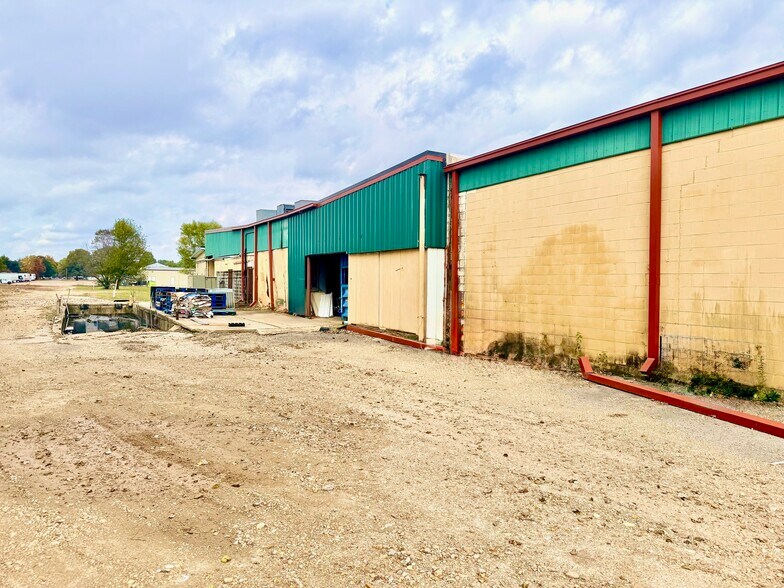 More Photos Of 881 S Walnut St, Bernie Storefront For Sale