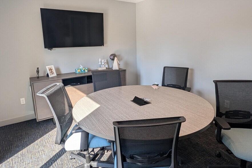More Photos Of 1921 Ruddiman Dr, Muskegon Office For Lease