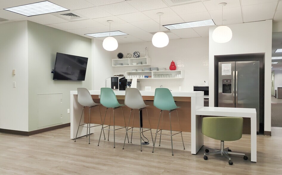 More Photos Of 301 McCullough Dr, Charlotte Coworking Space