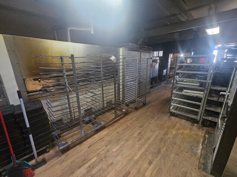 More Photos Of 130-134 Main St S, Cambridge Restaurant For Sale