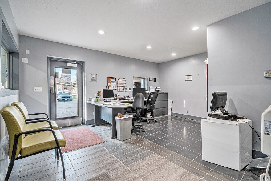 More Photos Of 1023 N 16th St, Council Bluffs Auto Repair For Sale