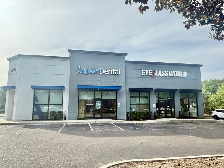 More Photos Of 1799 N Highway 17, Mount Pleasant Storefront For Lease