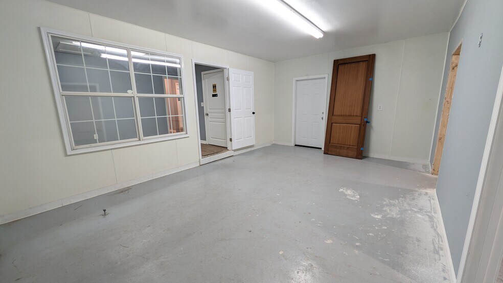 More Photos Of 515 Mountain Dr, Destin Flex For Lease