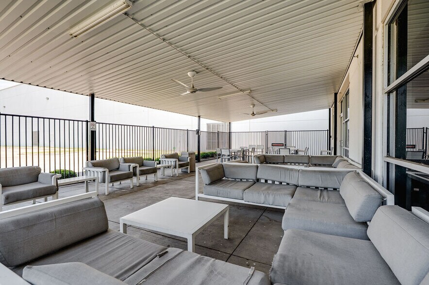 More Photos Of 4715 Mountain Creek Pky, Dallas Manufacturing For Lease