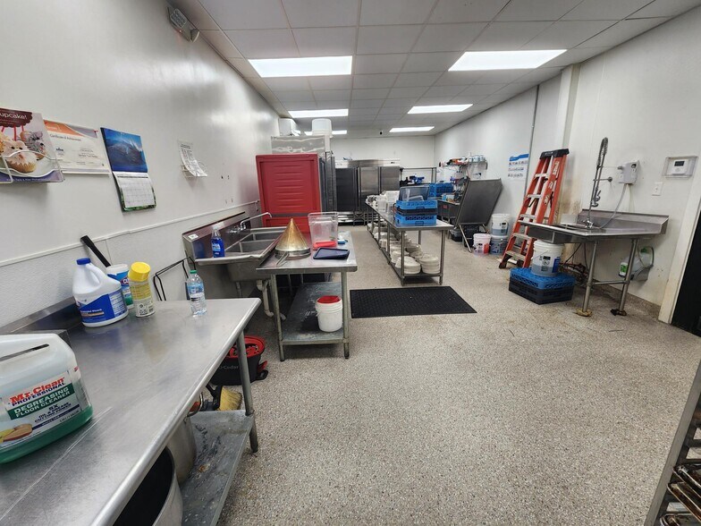 More Photos Of 250 Bordeaux Dr, Thomson General Retail For Sale