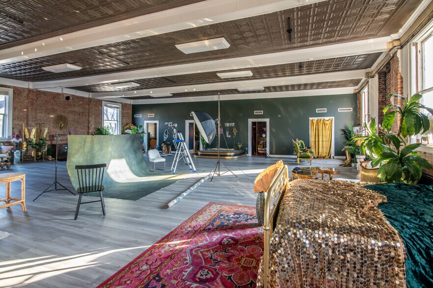 More Photos Of 534 Walnut St, Gadsden Showroom For Sale