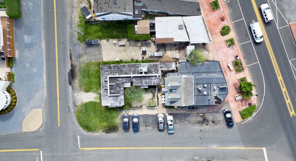 More Photos Of 15 S Embassy St, Montauk Restaurant For Sale