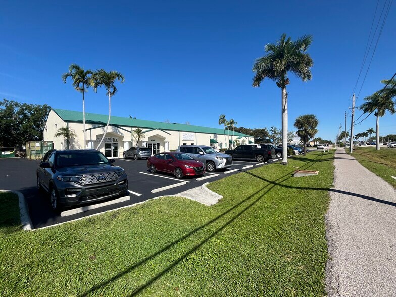 More Photos Of 16266 San Carlos Blvd, Fort Myers General Retail For Lease