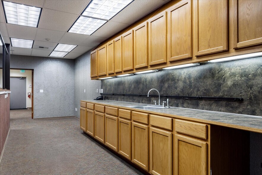 More Photos Of 1421 SW Barlow St, Oak Harbor General Retail For Sale