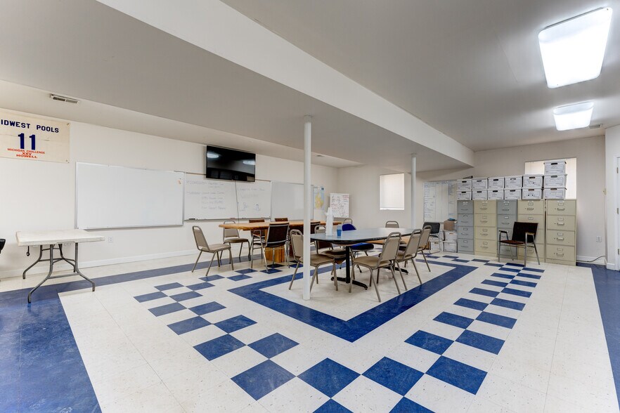 More Photos Of 3090 W Cook Rd, Grand Blanc Showroom For Sale