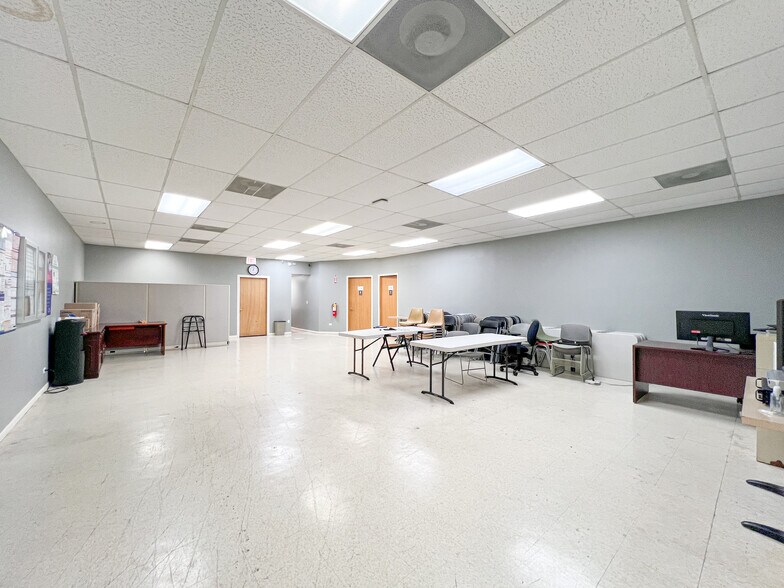 More Photos Of 5250 N Broadway St, Chicago Storefront For Lease