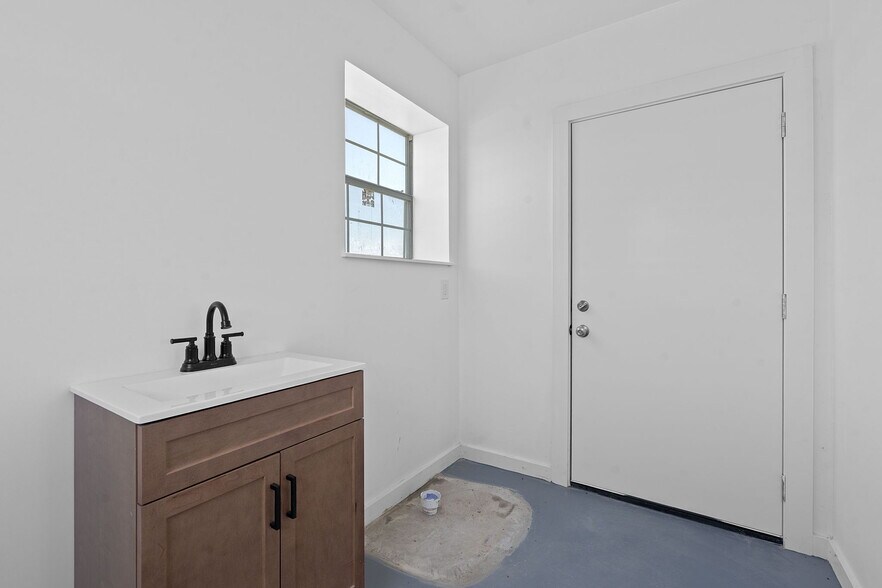 More Photos Of 456 Jones Ave, Blanco Flex For Lease