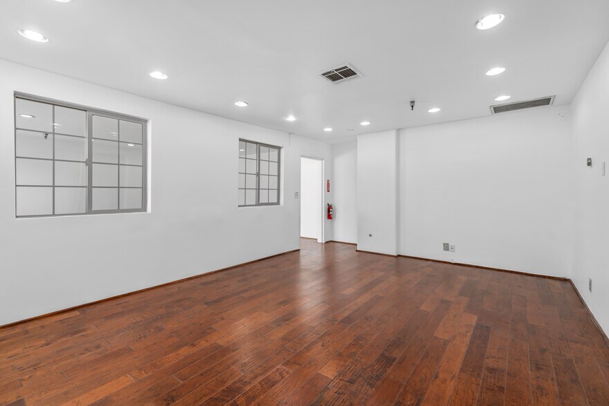 More Photos Of 713 N Victory Blvd, Burbank Warehouse For Lease