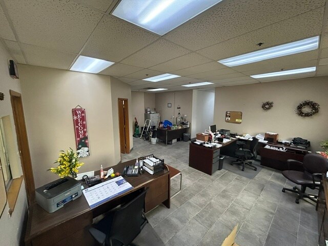 More Photos Of 1411 Jeffrey Dr, Addison Warehouse For Lease