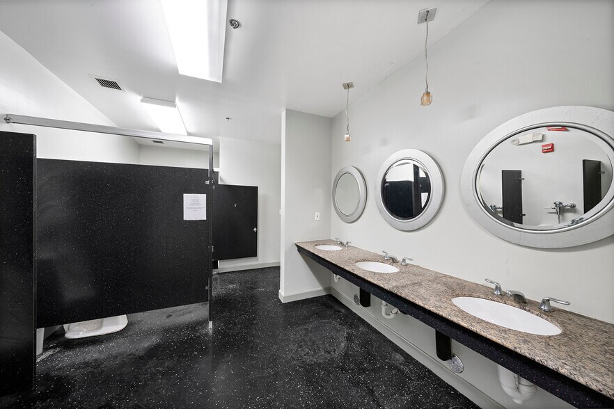 More Photos Of 2585 NW 21st Ter, Miami Warehouse For Lease