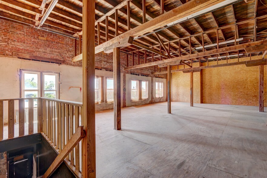 More Photos Of 324 W Oklahoma Ave, Guthrie Storefront Retail Residential For Lease