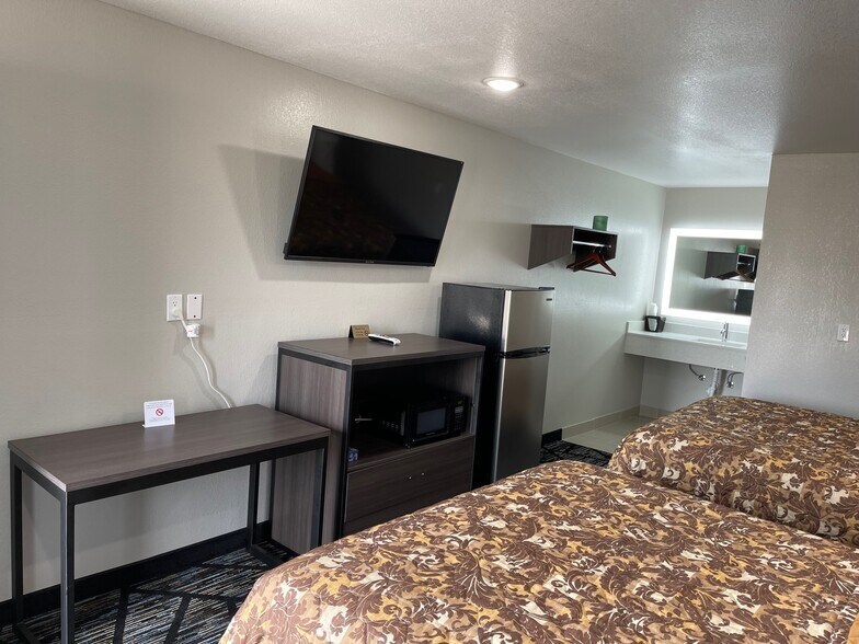 More Photos Of 531 Marshall St, Cameron Hotel For Sale