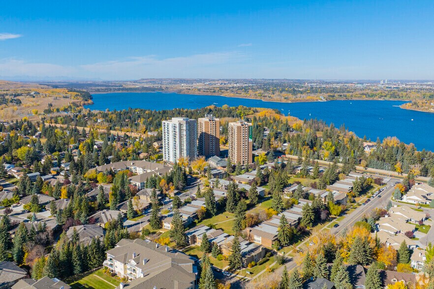 More Photos Of 2105 90 Av SW, Calgary Apartments For Lease