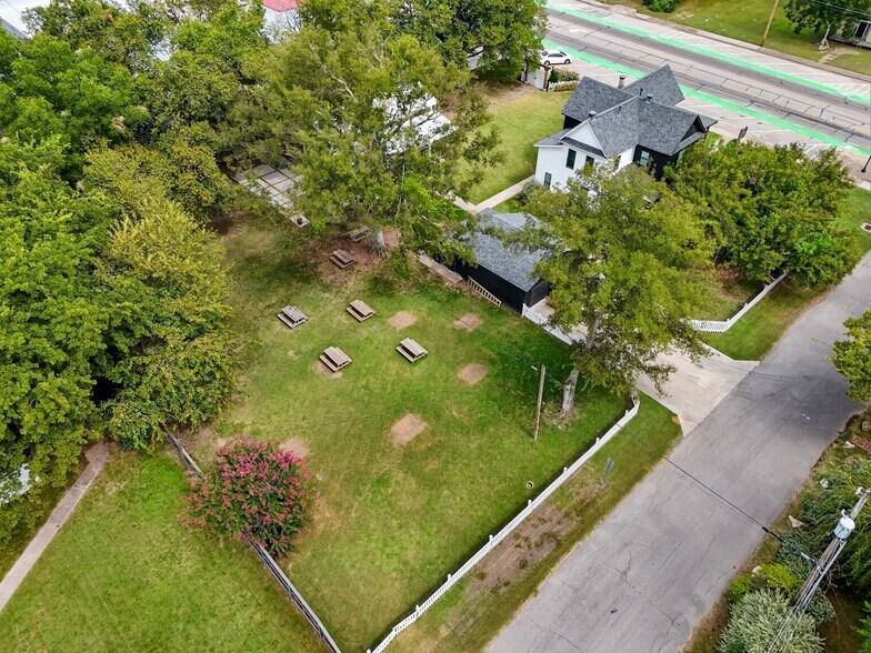 More Photos Of 924 S Main St, Broken Arrow Showroom For Sale