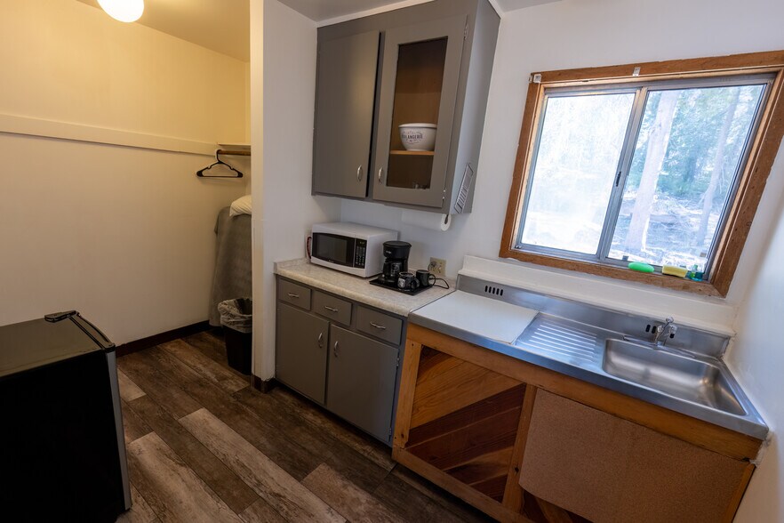 More Photos Of 55380 Flintridge Dr, Shaver Lake Hotel For Sale