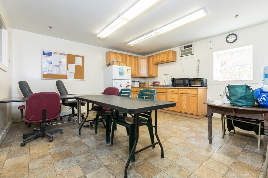 More Photos Of 16 Swamscott St, Newfields Warehouse For Lease