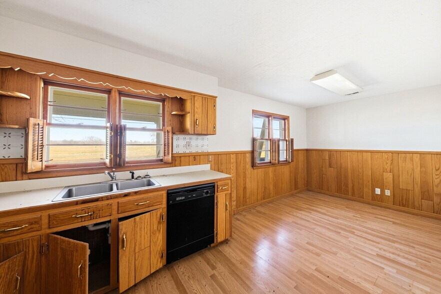 More Photos Of 803 E Broadway Blvd, Jefferson City Warehouse For Sale