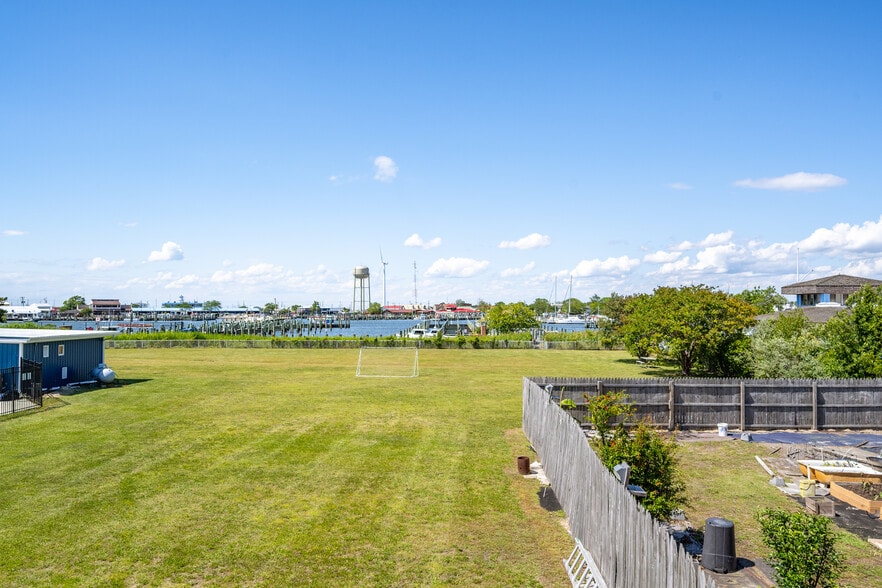 More Photos Of 700 Norris Harbor Dr, Crisfield Hotel For Sale