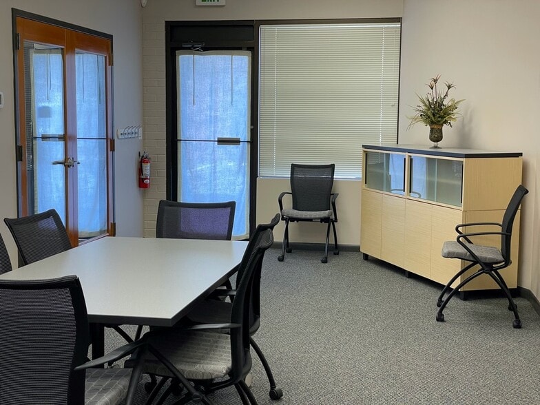 More Photos Of 2012 Renard Ct, Annapolis Showroom For Sale