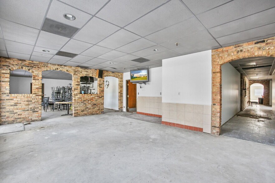 More Photos Of 8432 Noble Ave, Minneapolis Bar For Sale