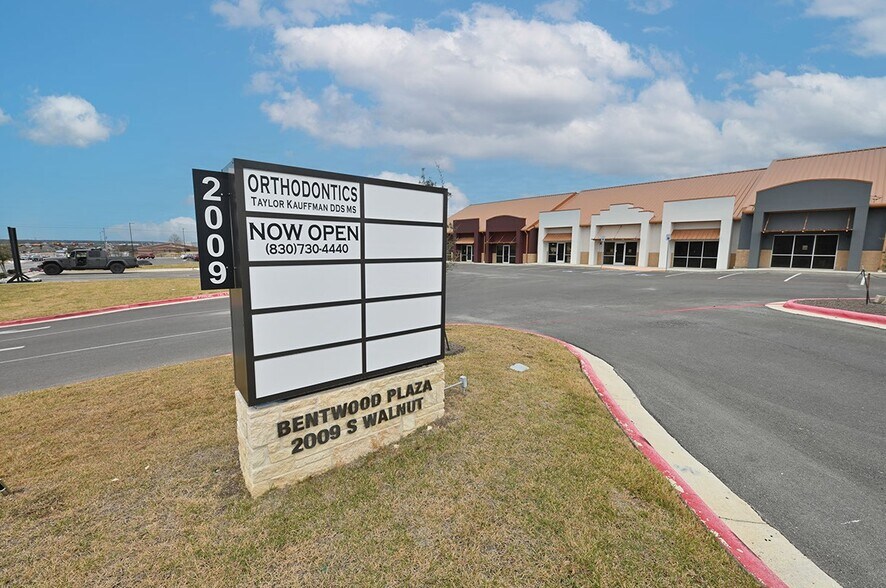 More Photos Of 2009 S Walnut Ave, New Braunfels Storefront For Lease