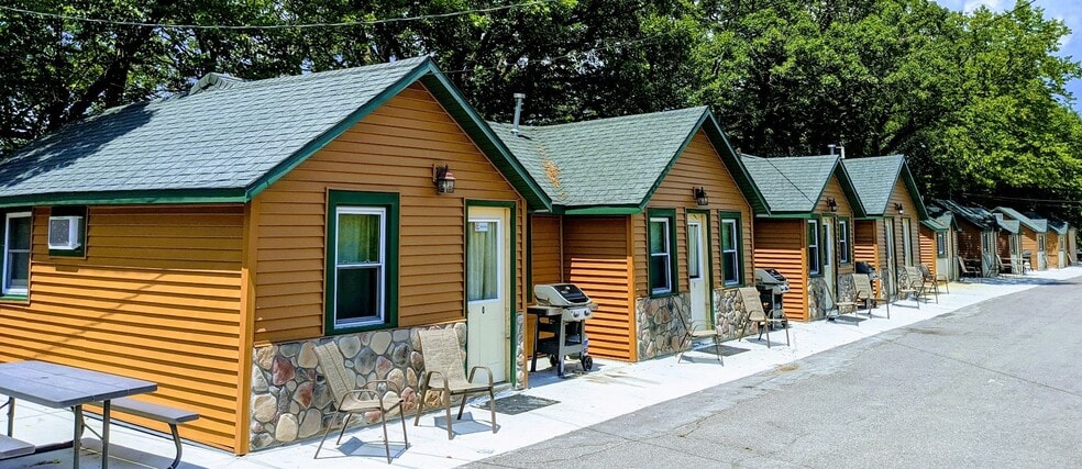 Primary Photo Of 2410 Albion Ave, Fairmont Hospitality For Sale