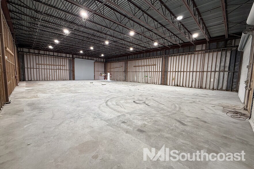 More Photos Of 657 NE Dixie Hwy, Jensen Beach Industrial For Lease