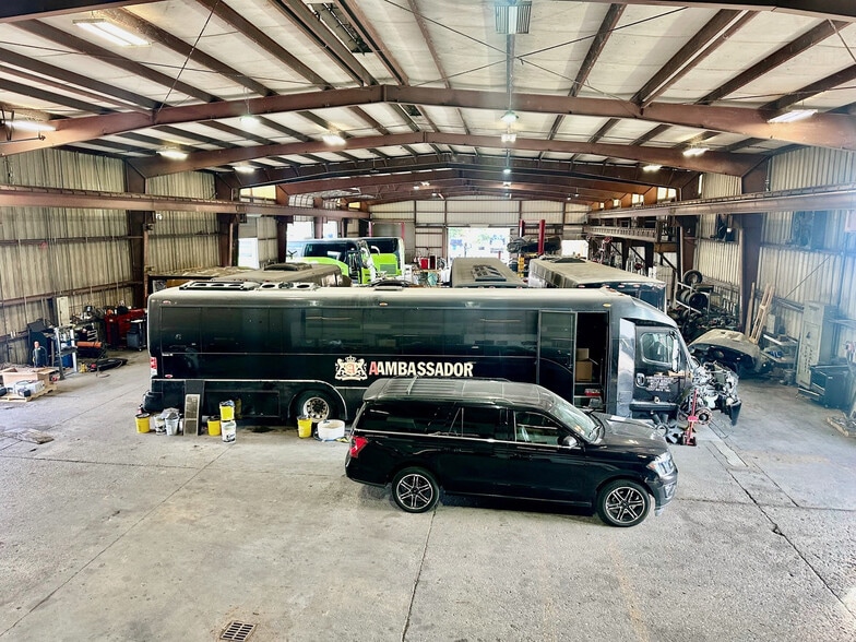 More Photos Of 11435 Brittmoore Park Dr, Houston Warehouse For Lease