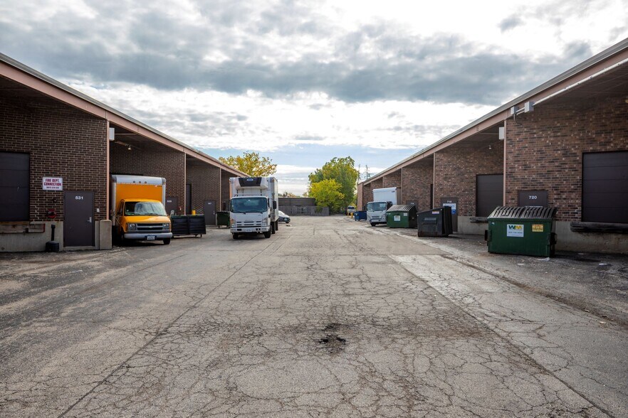 More Photos Of 702-778 W Algonquin Rd, Arlington Heights Unknown For Lease