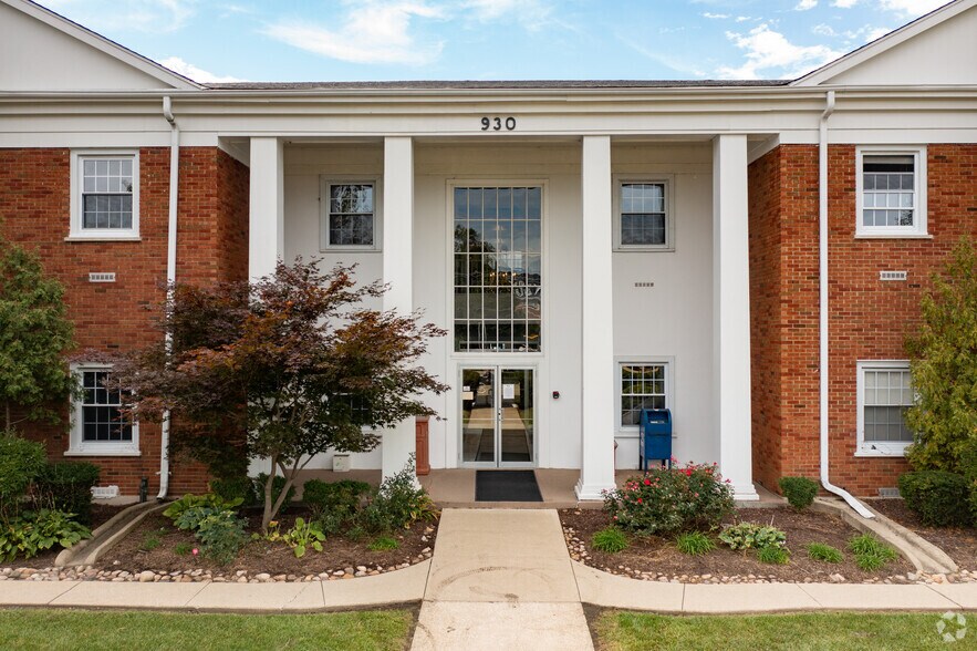 More Photos Of 15 Spinning Wheel Rd, Hinsdale Unknown For Lease