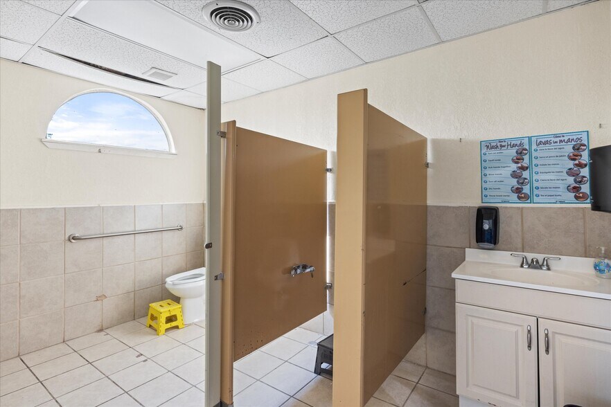 More Photos Of 6605 Dan Danciger Rd, Fort Worth Office For Sale