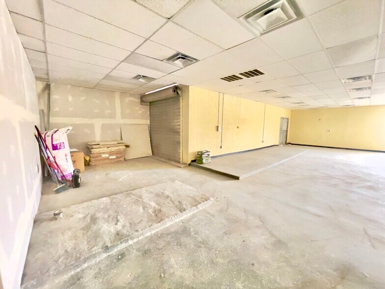 More Photos Of 634 N Carrier Pky, Grand Prairie Freestanding For Lease