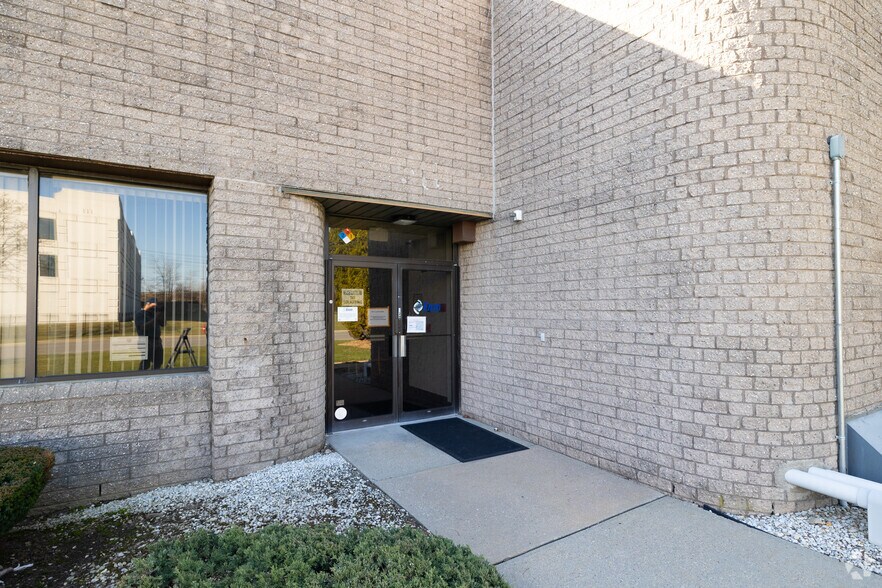 More Photos Of 60 Executive Blvd, Farmingdale Manufacturing For Sale