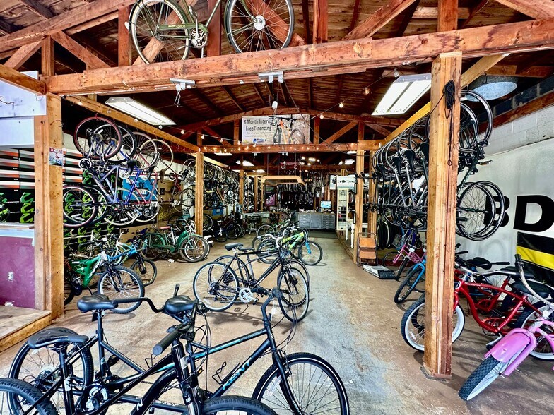 More Photos Of 438 Lake Ave, Saint James Storefront For Lease