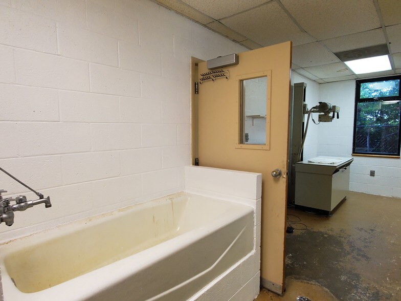 More Photos Of 720 Jackson St, Herndon Medical For Lease