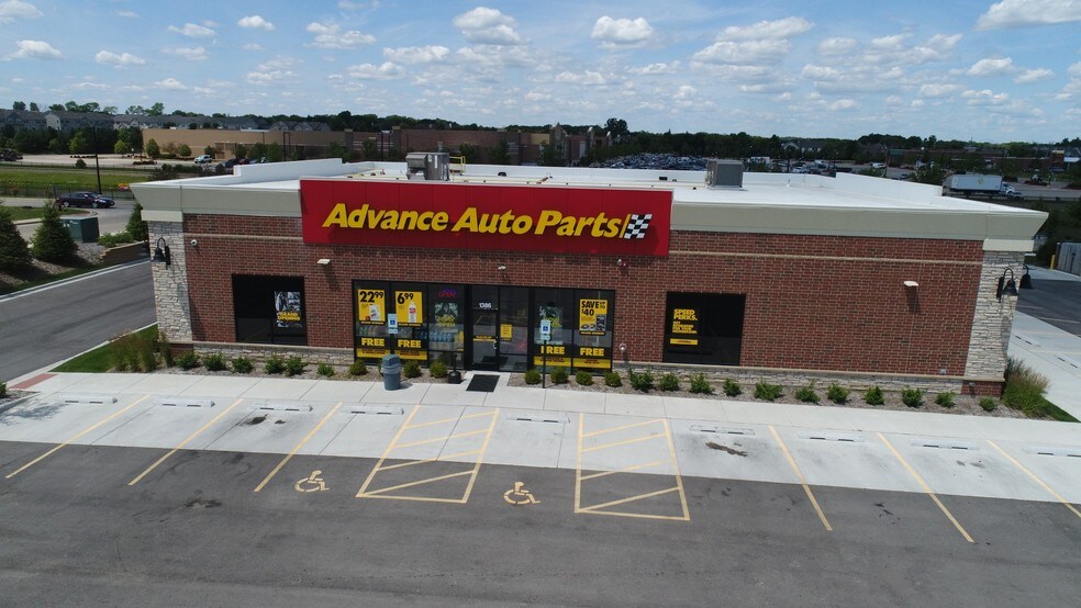 More Photos Of 1386 Butterfield Rd, Aurora Freestanding For Lease