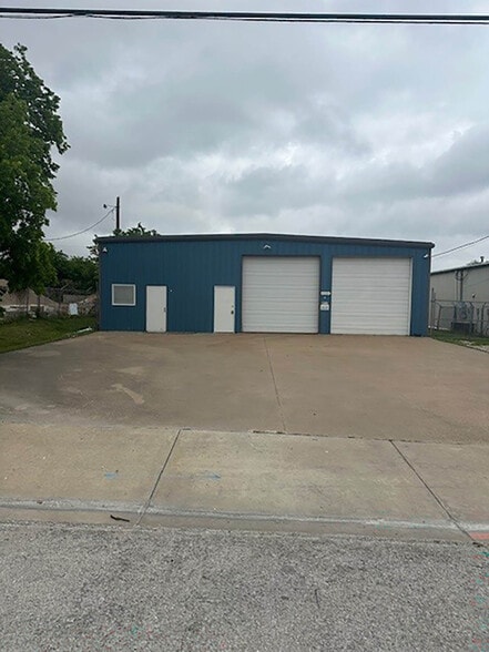 Primary Photo Of 4321 Garland Dr, Haltom City Flex For Sale