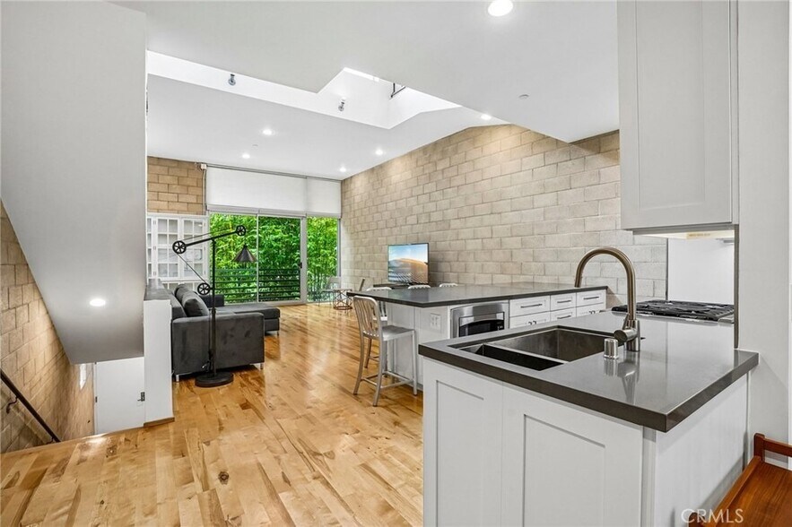 More Photos Of 717 N Highland Ave, Los Angeles Light Distribution For Sale