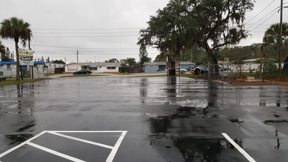 More Photos Of 2300 Grand Blvd, Holiday Light Distribution For Lease