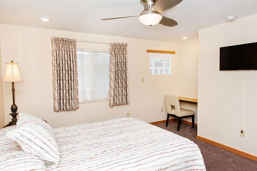 More Photos Of 56 El Paso Blvd, Manitou Springs Hotel For Sale