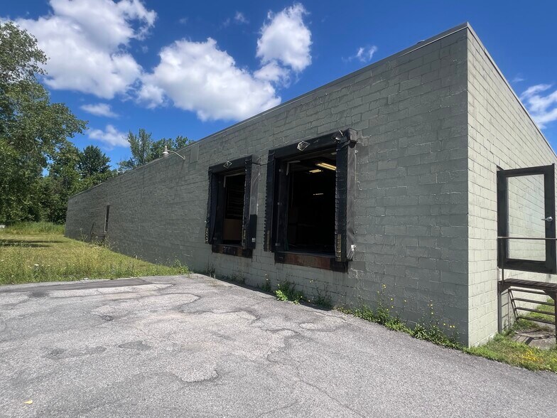 More Photos Of 302 Stoutenger St, East Syracuse Warehouse For Lease