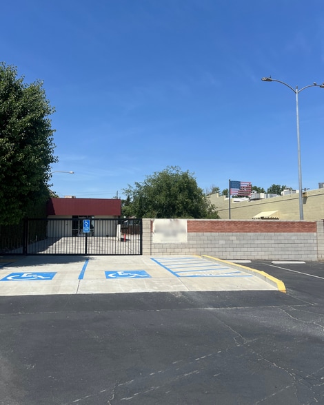 Primary Photo Of 200 China Grade Loop, Bakersfield Health Club For Lease
