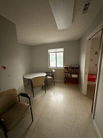 More Photos Of 114 S Maple St, Winchester Office For Lease