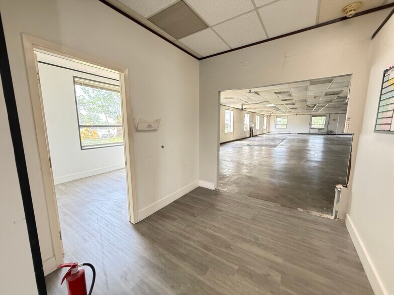 More Photos Of 1606 Headway Cir, Austin Light Manufacturing For Lease